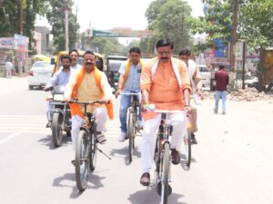 प्रधानमंत्री नरेंद्र मोदी के आह्वाहन पर ईधन की बचत के क्रम में सदर विधायक महेश चंद्र गुप्ता ने नगर के सभी कार्यक्रमों में साइकिल से सहभागिता की