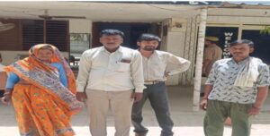 गांव में घूमती मिली मानसिक रूप से कमजोर महिला पुलिस ने परिजनों से मिलवाया
