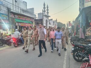 ईद उल जुहा पर्व मानने से पूर्व डीएम वरिष्ठ पुलिस अधीक्षक ने भारी पुलिस बल के साथ नगर में सड़कों पर किया फ्लैग मार्च