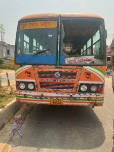 जहांगीराबाद चौराहे के पास एक बस ने ई-रिक्शा को मारी टक्कर 5घायल