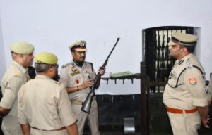 DIG अजय साहनी का SSP ऑफिस में अचानक निरीक्षण करने पहुंचे , DCRB, समन सेल और LIU के दस्तावेजों की हुई गहन जांच, खामियों पर लगाई फटकार..