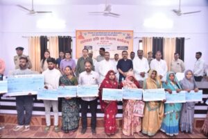 आंवला में आपदा पीड़ितों को राहत’,मंत्री जे०पी०एस० राठौर ने बांटे चेक- 24 घंटे में खाते में पहुंची मदद..