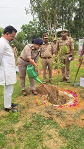 एक पेड़ मां के नाम’: पर्यावरण संरक्षण का लिया संकल्प, जनप्रतिनिधियों और अधिकारियों ने रोपे पौधे