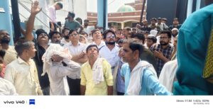 4 घंटे बाद टंकी से उतरा ‘बंडा’, सपा प्रत्याशी गजेंद्र यादव के आश्वासन पर माना युवक