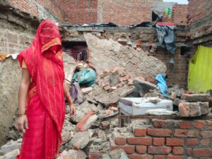 बाल-बाल बचा परिवार: आधी रात बारिश में गिरा खाली मकान