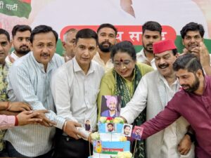सपा सांसद आदित्य यादव का मनाया जन्मदिन ‘, अस्पताल में मरीजों को बांटे फल