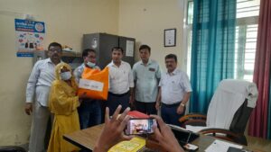 100 दिवसीय विशेष टीबी अभियान, सीएमओ सहित अधिकारियों ने क्षय रोगियों को लिया गोद, बांटी पोषण पोटली
