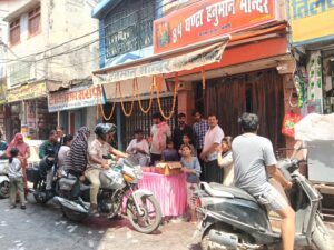84 घंटा हनुमान मंदिर पर राहगीरों को बांटा शीतल शरबत