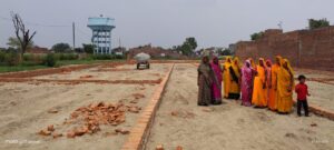 किसानों की जमीनों पर भूमाफियाओं का तांडव: खेत पर कब्जा, सरकारी पेड़ और बिजली का खंभा भी प्लॉट में दबाया
