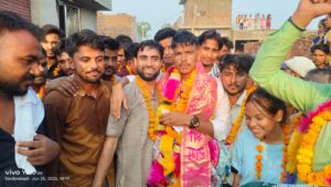 गांव के इतिहास में पहली बार किसी युवक का सरकारी सेवा में हुआ चयन, महिला-पुरुषों ने पुष्प वर्षा कर किया सम्मानित