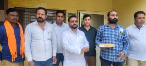 सहसवान में ट्रांसफर के बाद जश्न, सभासदों ने बांटी मिठाई