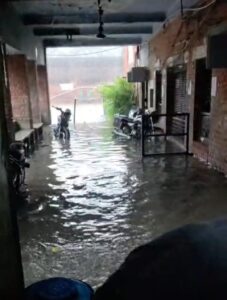 विद्युत उपकेंद्र डूबे जलभराव से बिजली का संकट, सामान्य स्थिति होने पर मिलेगी सप्लाई: एसडीओ