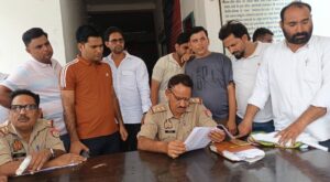 सोशल मीडिया पर आपत्तिजनक टिप्पणी से भड़के सभासद, थाने में दिया सामूहिक शिकायती पत्र