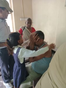 बरेली: जिलाधिकारी कार्यालय में परिवार सहित आत्मदाह के प्रयास से हड़कंप, सरकारी रास्ते पर कब्जे का आरोप..