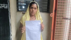 रास्ते के खड़ंजे पर छिड़ा संग्राम, दबंगों ने घर में घुसकर महिला को दी गंदी गालियां और लहराया हसिया