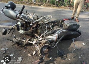 बिजली घर के सामने दो बाइकों की आमने-सामने भीषण टक्कर, दोनों युवक गंभीरसुबह 7 बजे की घटना, CHC से जिला अस्पताल रेफर