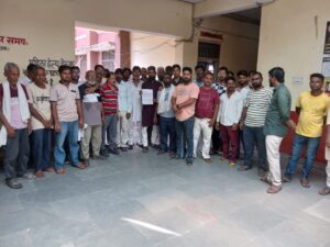 तालाब पाटकर की जा रही प्लॉटिंग से जलभराव का खतरा, एसडीएम के नाम तहसीलदार को सौंपा ज्ञापन।