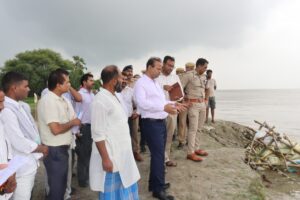 घाघरा नदी के कटान स्थल का डीएम रविंद्र कुमार व एसएसपी ने किया निरीक्षण,सुरक्षा उपाय तत्काल लागू करने के निर्देश..