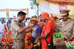 कांवड़ यात्रा मार्ग का मंडलायुक्त एवं पुलिस उपमहानिरीक्षक ने किया स्थलीय निरीक्षण, श्रद्धालुओं को बाँटे फल..