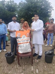 बाढ़ पीड़ितों को मिली राहत, चार गांवों में बंटी राहत सामग्री वितरित एसडीएम गौरव आर्य और भाजपा नेता विक्रांत यादव रहें मौजूद