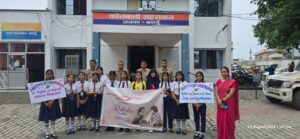 सेठ एम. आर. जयपुरिया स्कूल की छात्राओं ने पुलिस स्टेशन में मनाया रक्षाबंधन