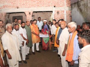 दुःख की घड़ी में मृतक के परिवार के साथ खड़े हुए विधायक महेश चंद्र गुप्ता