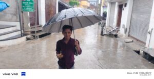 रात से हो रही बारिश, मौसम हुआ सुहावना