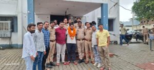ईमानदारी की मिसाल बने कांस्टेबल शक्ति सिंह का तबादला, आंसुओं के साथ दी गई धूमधाम से विदाई