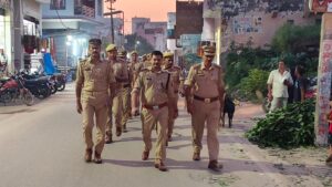 अपर पुलिस अधीक्षक के नेतृत्व में सहसवान में पुलिस का पैदल गश्त व रूट मार्च, थाना प्रभारी नरेश पाल सिंह रहे मौजूद